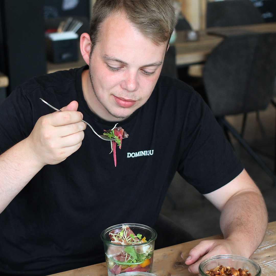 Kalieber-Mitarbeiter isst eine Bowl