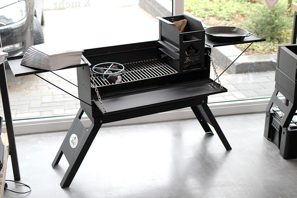 kleiner Kohlegrill in einem Ladenlokal