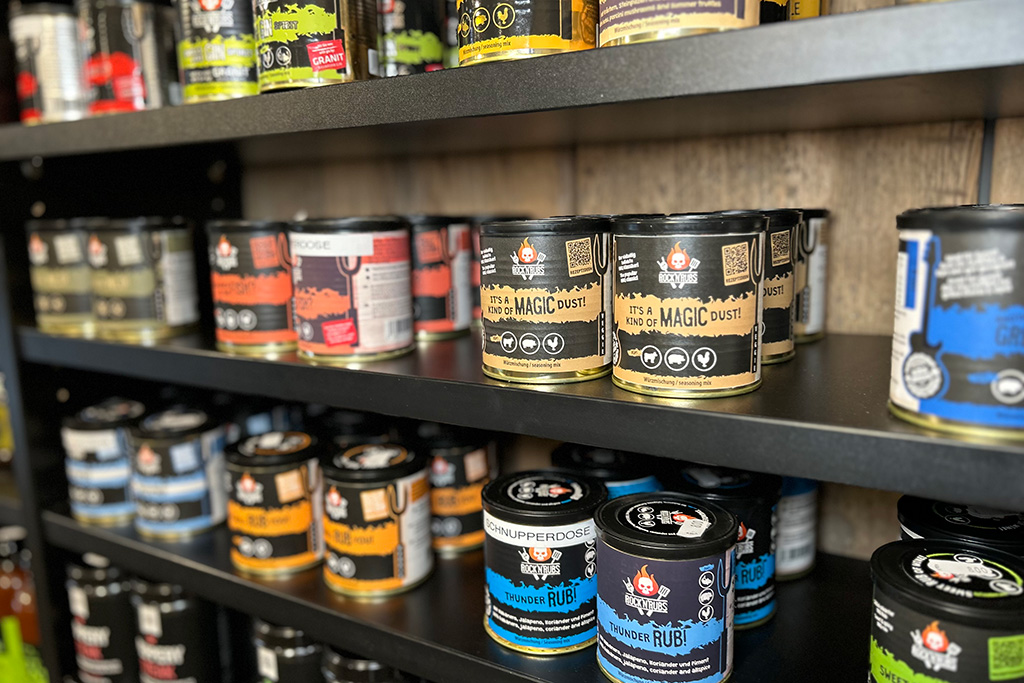 Regal mit Gewürzen (Feinkost)