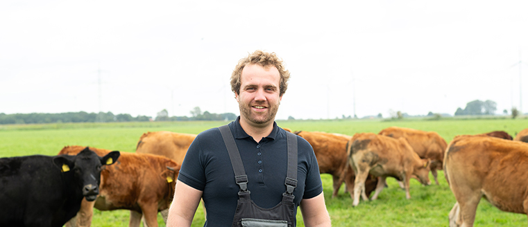 Landwirt Steffen Gerecke auf Rinderweide