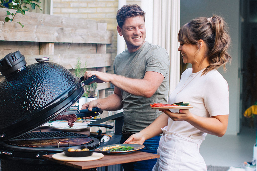 The Bastard Grill Mann & Frau grillen gemeinsam an einem The Bastard Grill