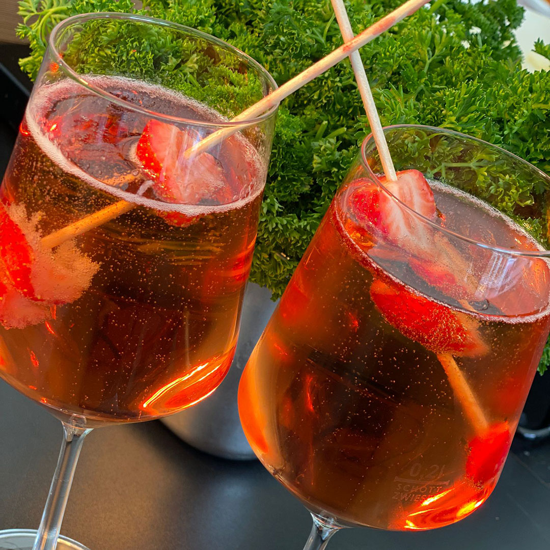 2 Gläser Erdbeersecco mit frischen Erdbeeren
