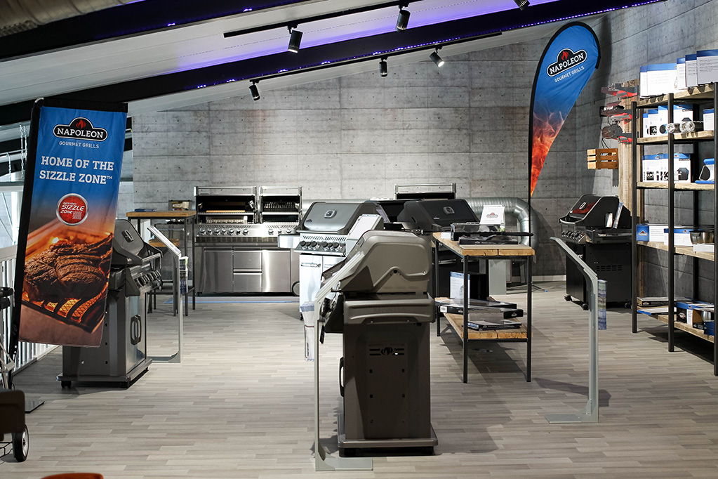 verschiedene Gasgrills in einem Ladenlokal