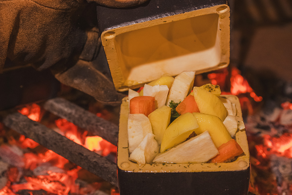 Bricknic mit Gemüse auf glühender Kohle
