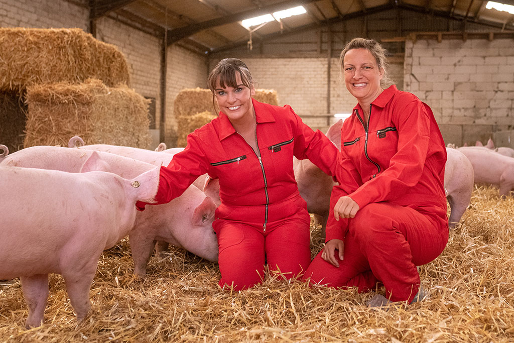 Gaby Mörixmann & Sarah Dhem in einem Aktivstall für Schweine
