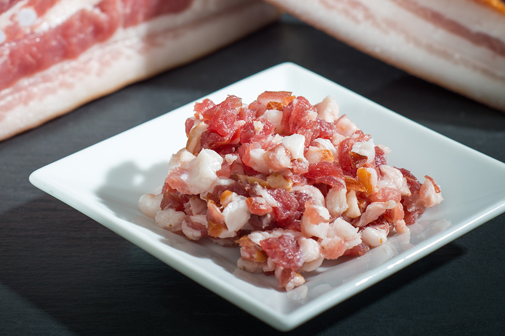 Bauchspeckwürfel vom Aktivstall-Schwein kleiner Teller mit gewürfeltem Bauchspeck