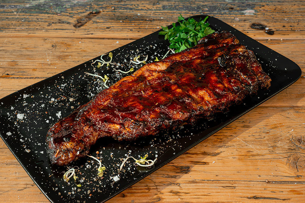 gesmokte Spare-Ribs auf Teller angerichtet