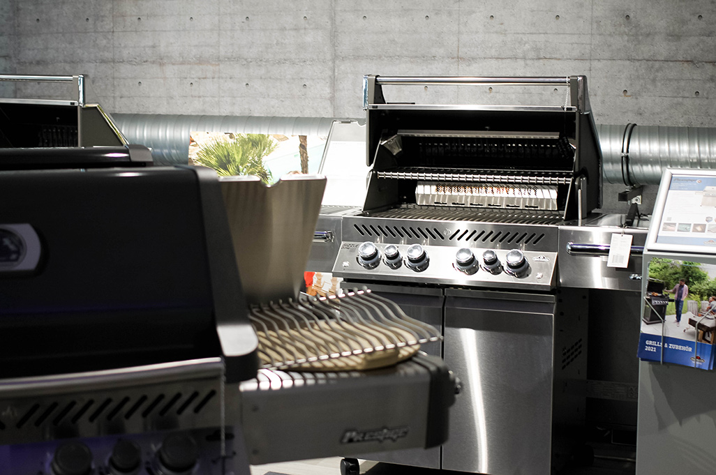 verschiedene Gasgrills in einem Ladenlokal