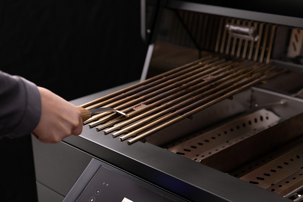 Rostheber aus Edelstahl hebt Grillrost an