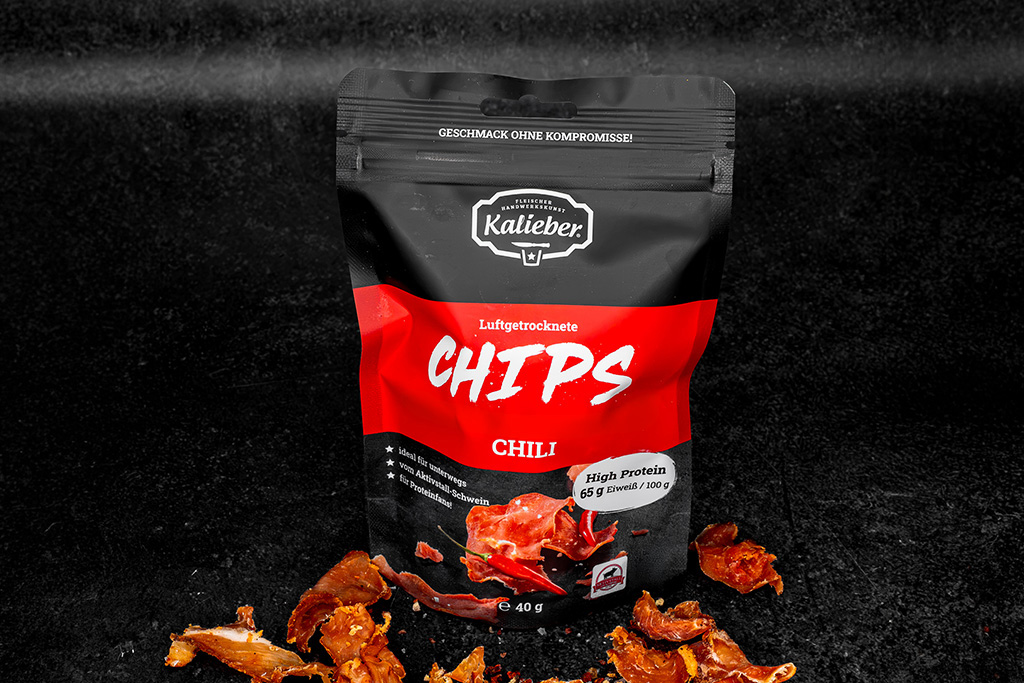 Tüte mit luftgetrockneten Chips vom Schwein