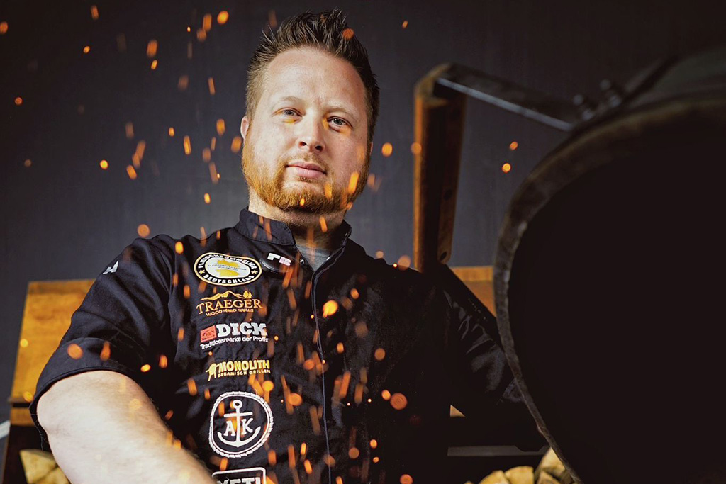 Big Mike Big Mike steht vor einem Grill