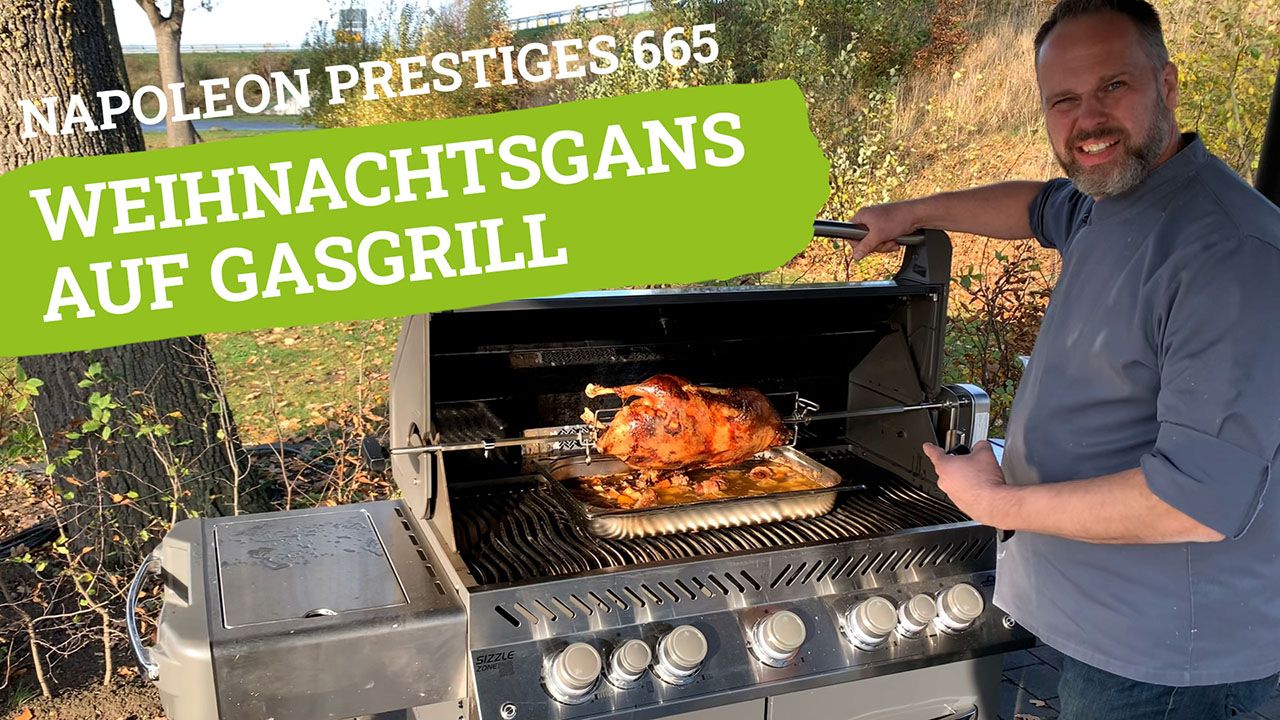 Weihnachtsgans auf Napoleon Gasgrill Mann grillt Weihnachtsgans auf Gasgrill