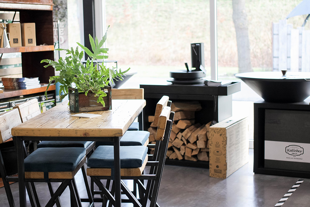 Tisch, Stühle & Grills in einem Ladenlokal