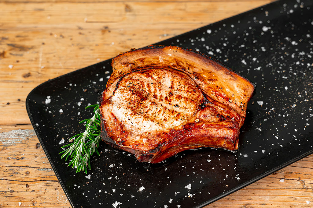 Dry Aged Kotelett vom Aktivstall-Schwein