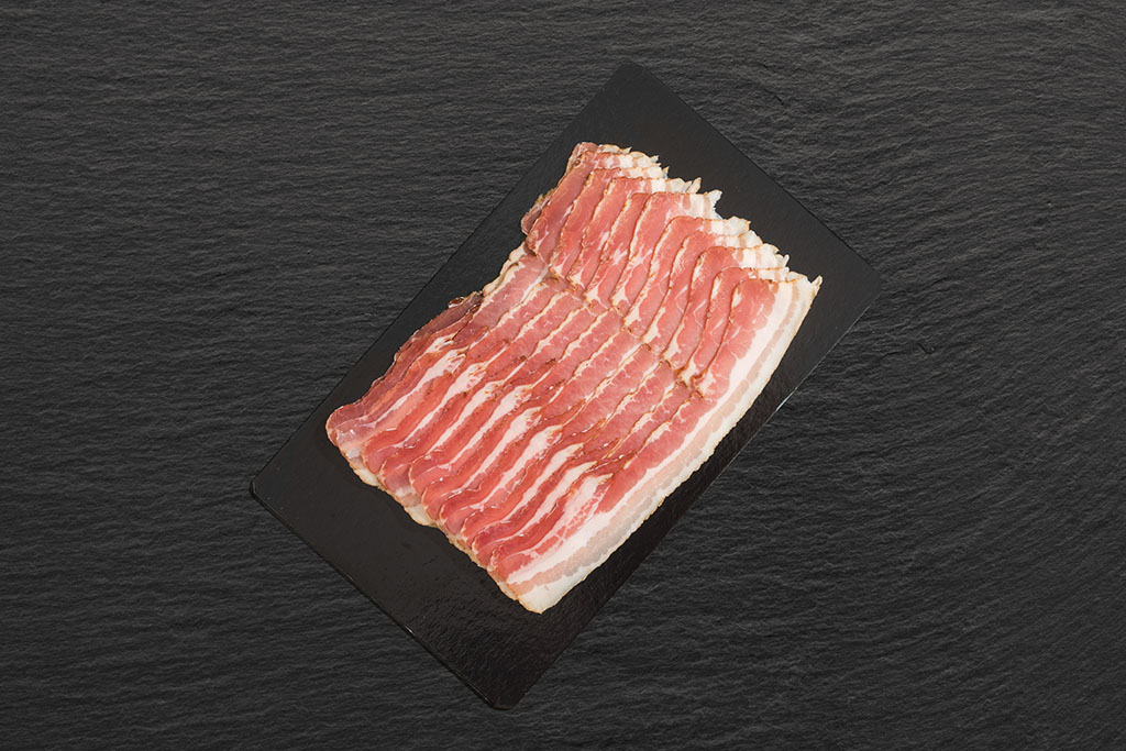 Bacon vom Aktivstall Schwein geschnitten