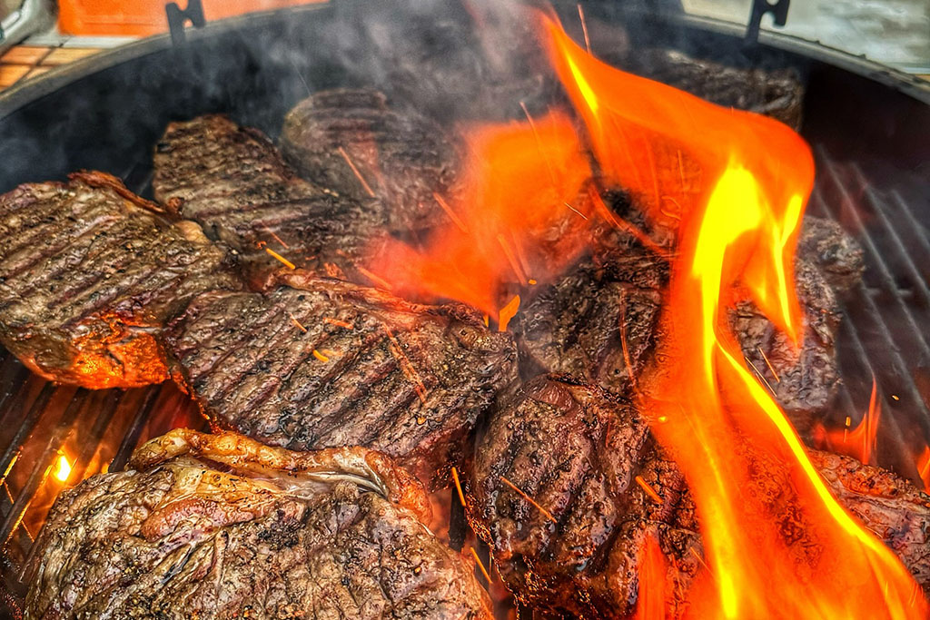 leckere Steaks auf Grill