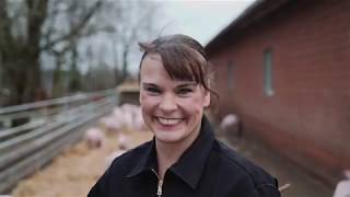 Gabi Mörixmann Landwirte vor einem Stroh-Auslauf für Schweine