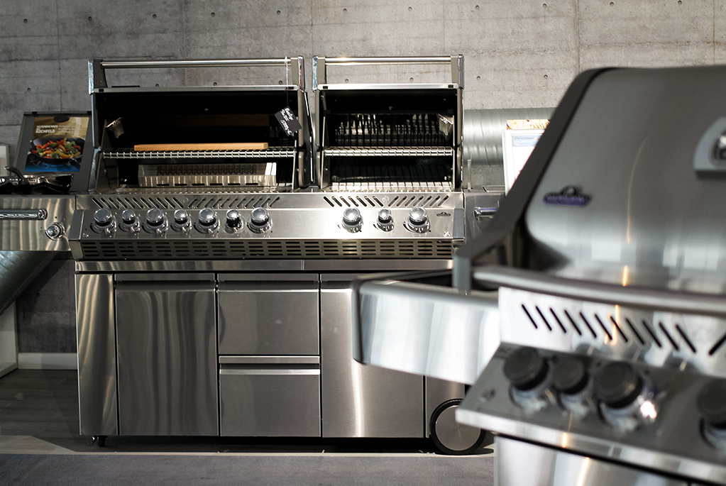 verschiedene Gasgrills in einem Ladenlokal