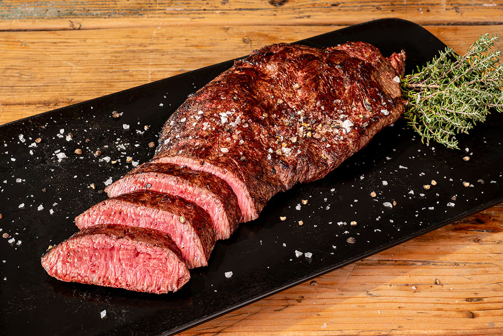gegrilltes Flat Iron Steak auf Teller angerichtet