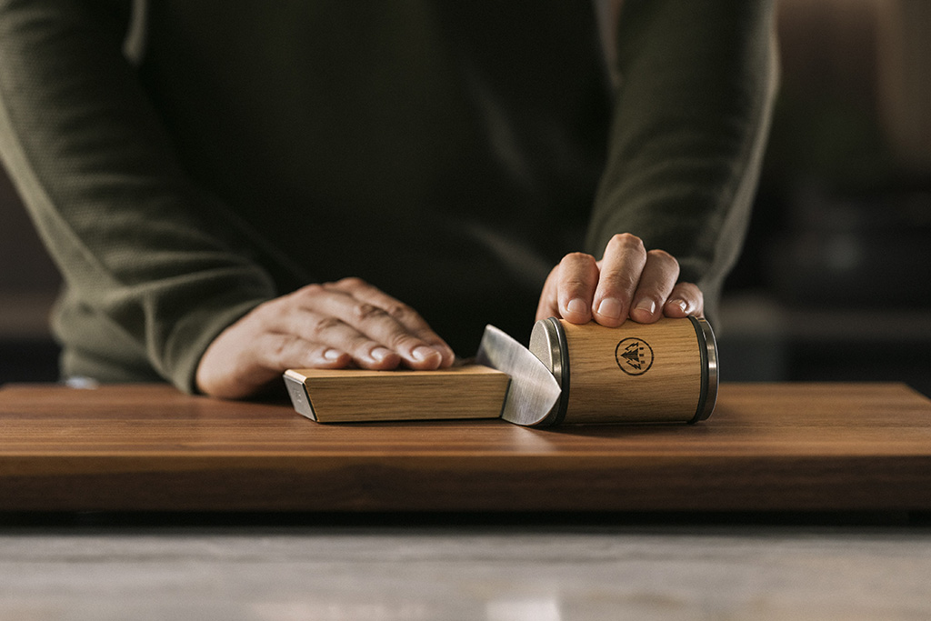 Mann benutzt HORL Rollschleifer & Leere