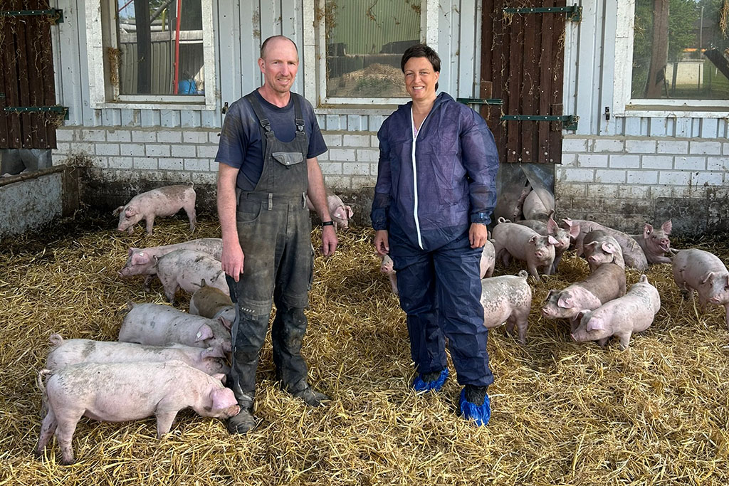 André Meyer & Sarah Dhem im Aktivstall für Schweine