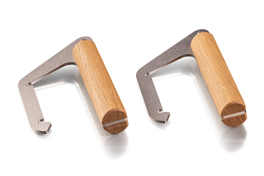 Haltung aus Edelstahl und Eichenholz