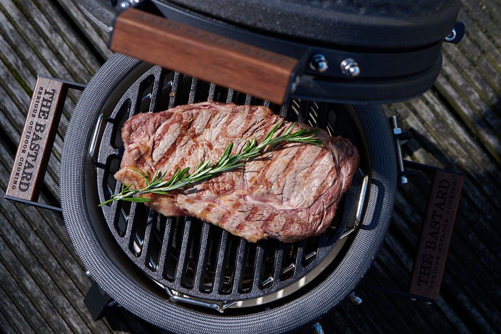 The Bastard Grill Großes Steak auf einem Grill aus der Vogelperspektive