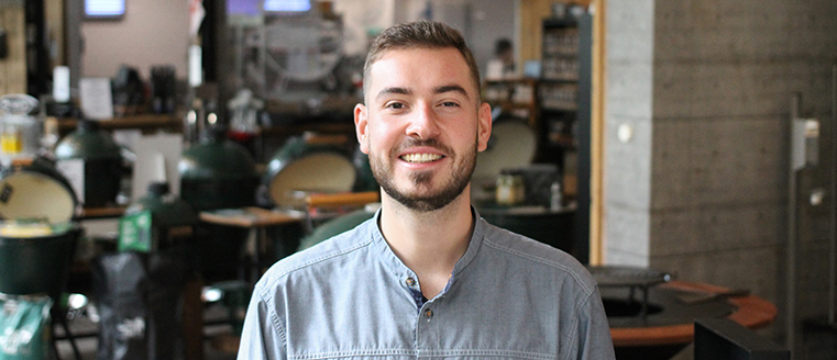 Kalieber-Azubi lächelt in die Kamera