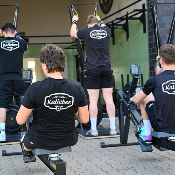 Vier Personen mit Kalieber-T-Shirts beim Training