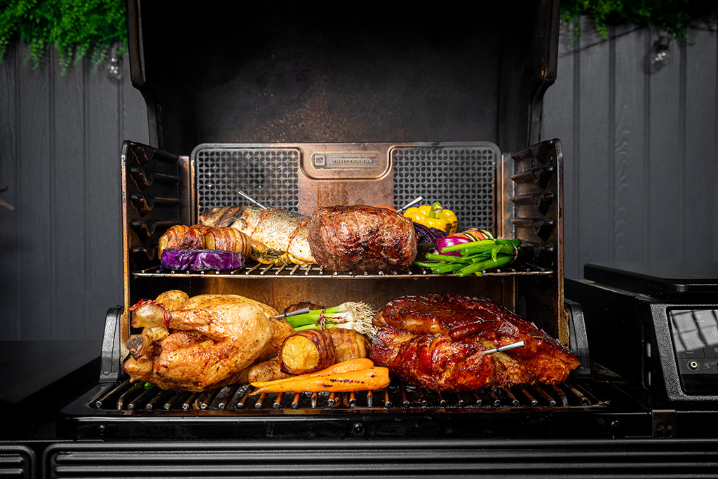 MEATER Fleischthermometer Grill mit zahlreichem Grillgut + MEATER Fleischthermometer