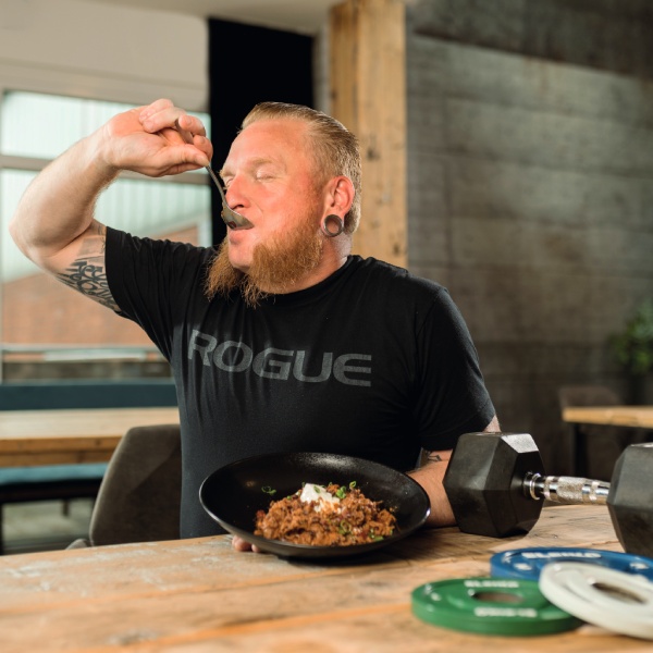Männliche Person isst eine proteinreiche Mahlzeit
