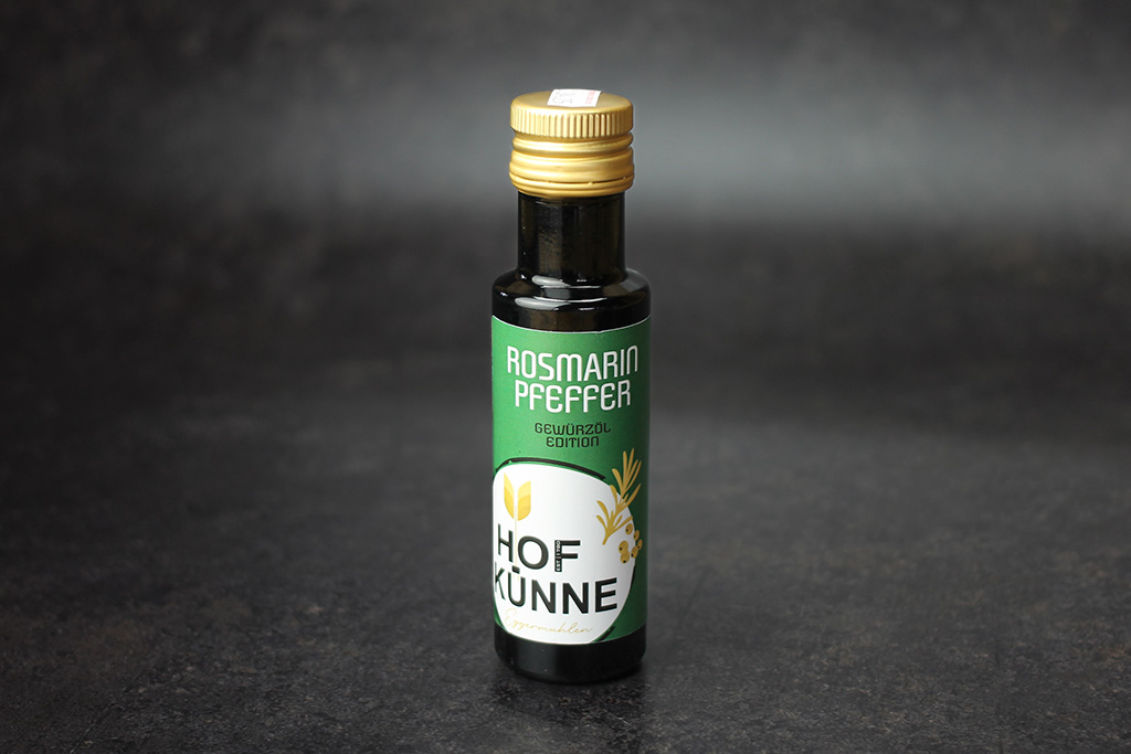 Hof Künne Rosmarin-Pfeffer Gewürzöl Flasche mit Würzöl