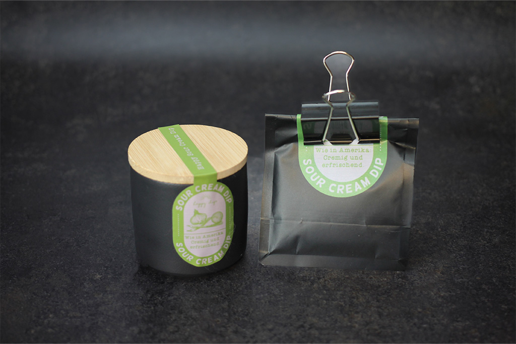 Dose und Tüte mit Gewürz