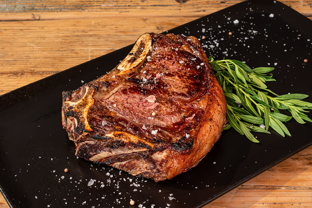 gegrilltes Clubsteak auf Teller angerichtet