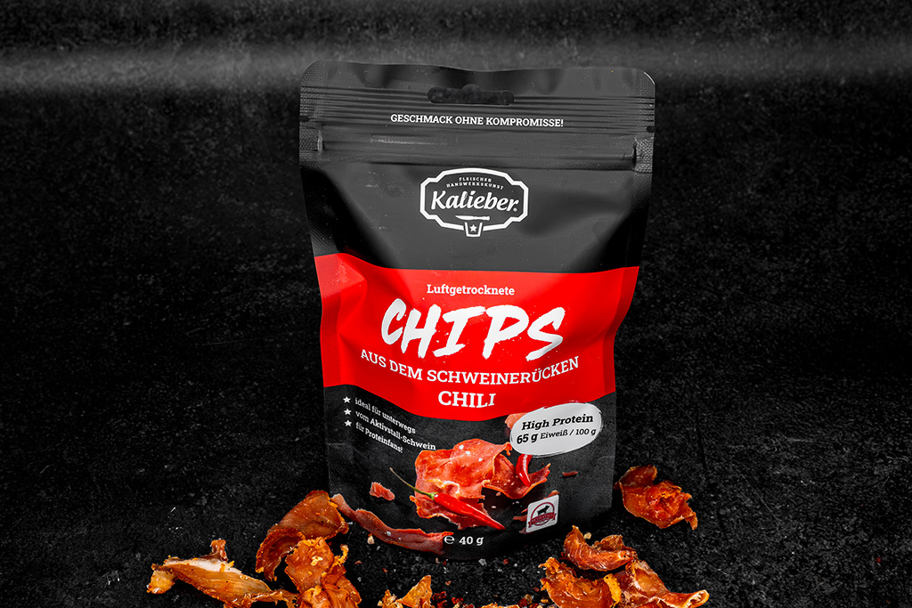 Tüte mit luftgetrockneten Chips aus dem Schweinerücken