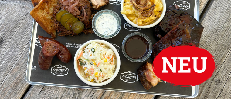 Tablett mit verschiedenen BBQ-Spezialitäten