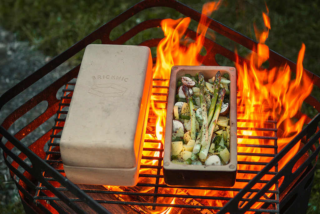 Bricknic mit Gemüse auf einem Grill