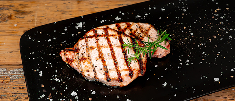 Rückensteak auf Teller angerichtet