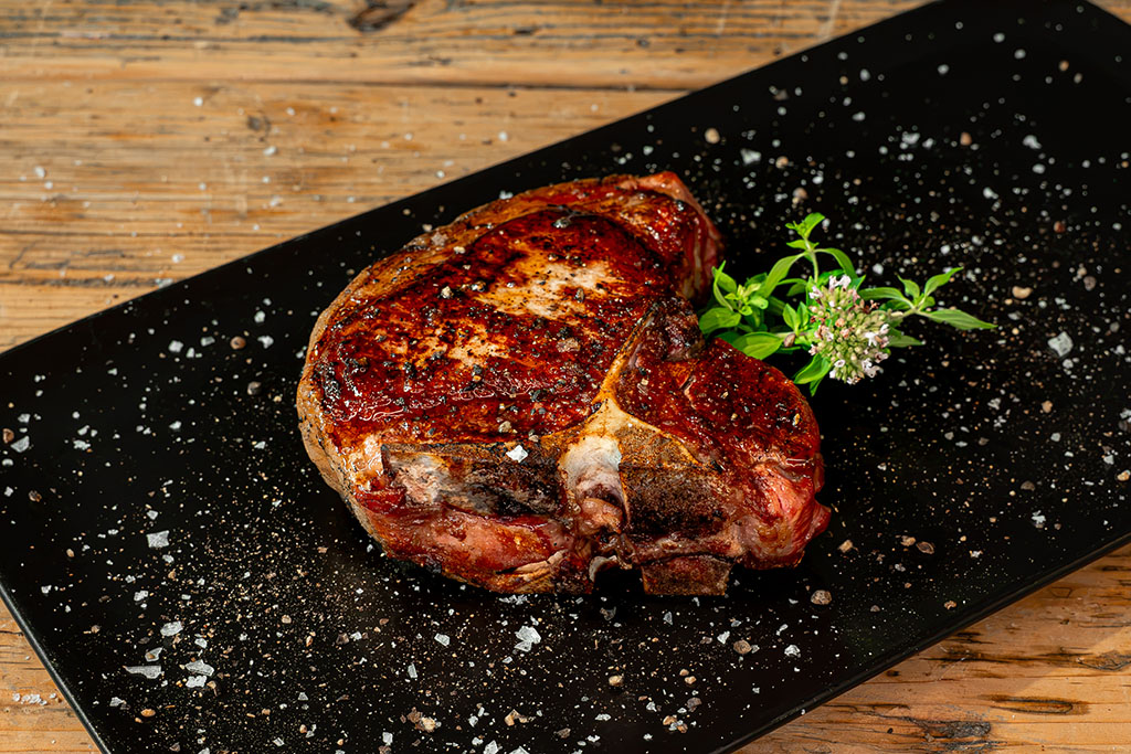 gegrilltes Porterhousesteak auf Teller angerichtet