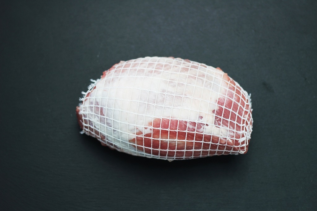 Rollbraten aus dem Schinken vom Bunten Bentheimer Schwein Rollbraten aus dem Schinken vom Bunten Bentheimer Schwein