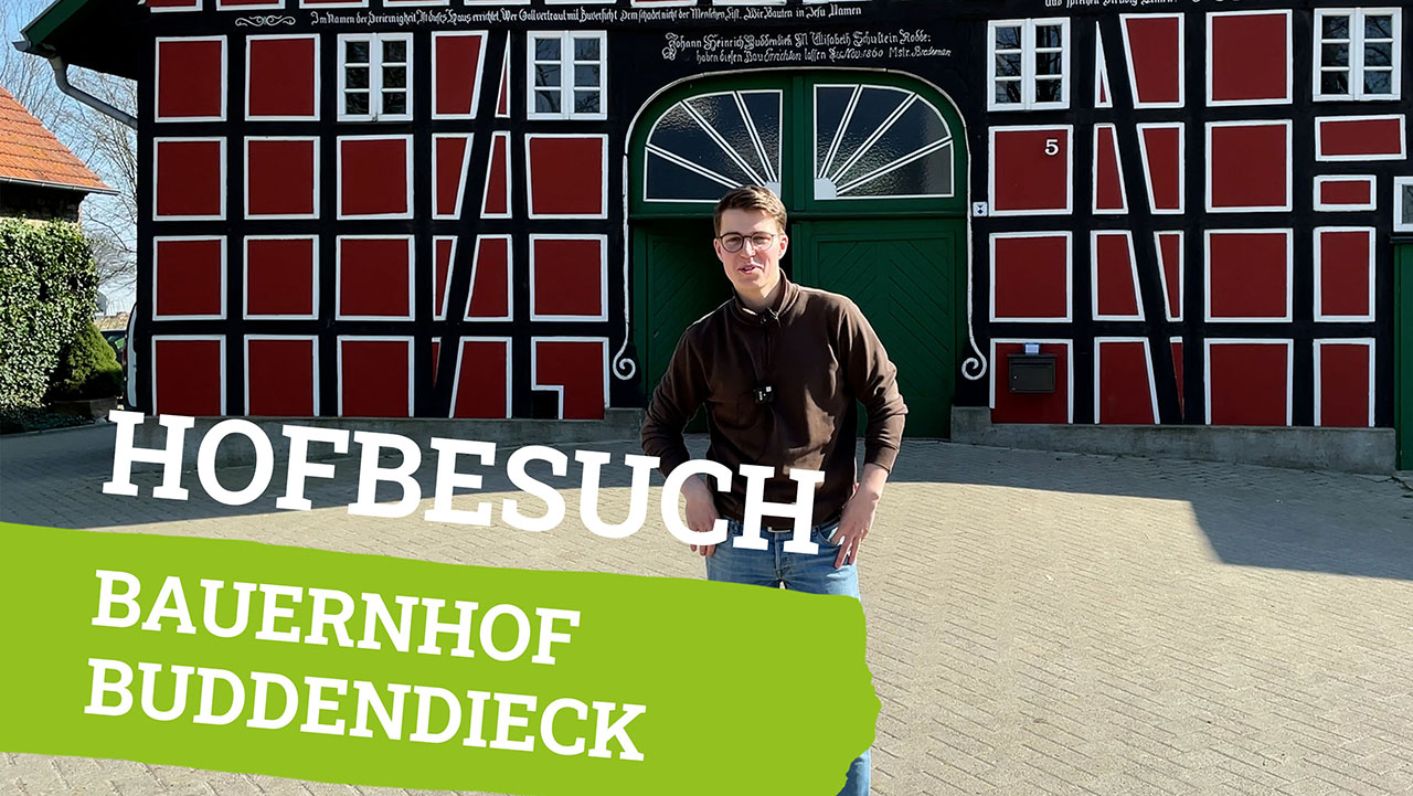 Landwirt vor beeindruckendem Giebel eines Bauernhofes