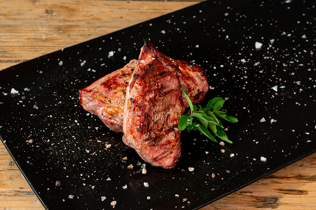 gegrilltes Teres Major auf Teller angerichtet