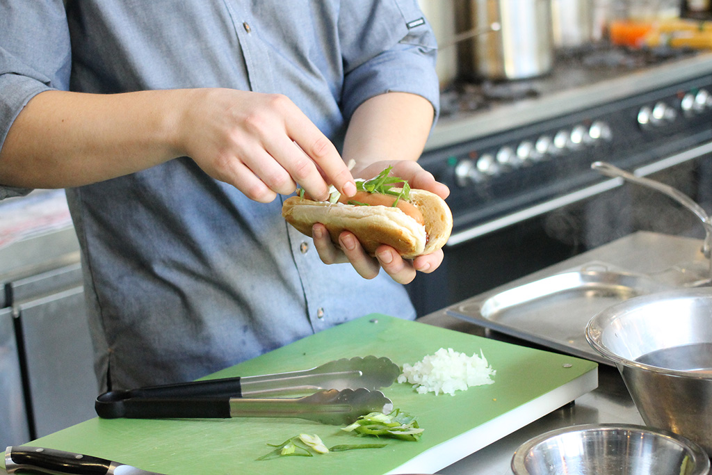 Zubereitung eines Hot Dogs