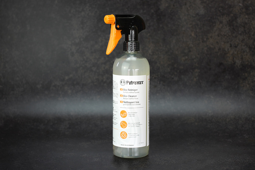 Flasche mit Bio-Reiniger für Grills