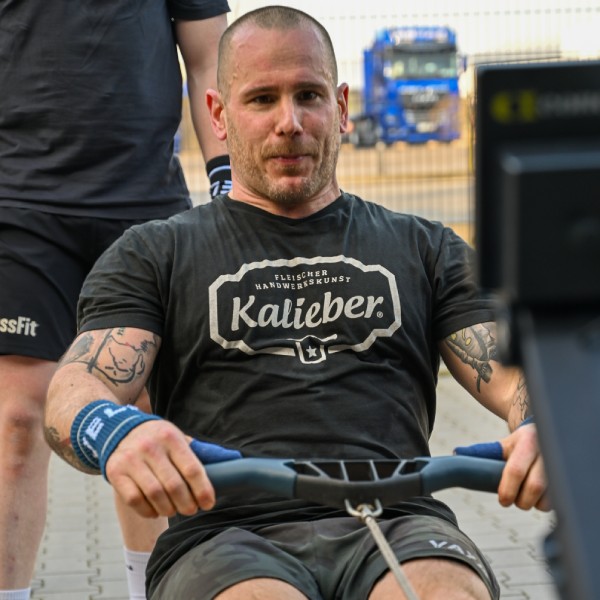 Sportlicher Mann beim Functional Fitness Training