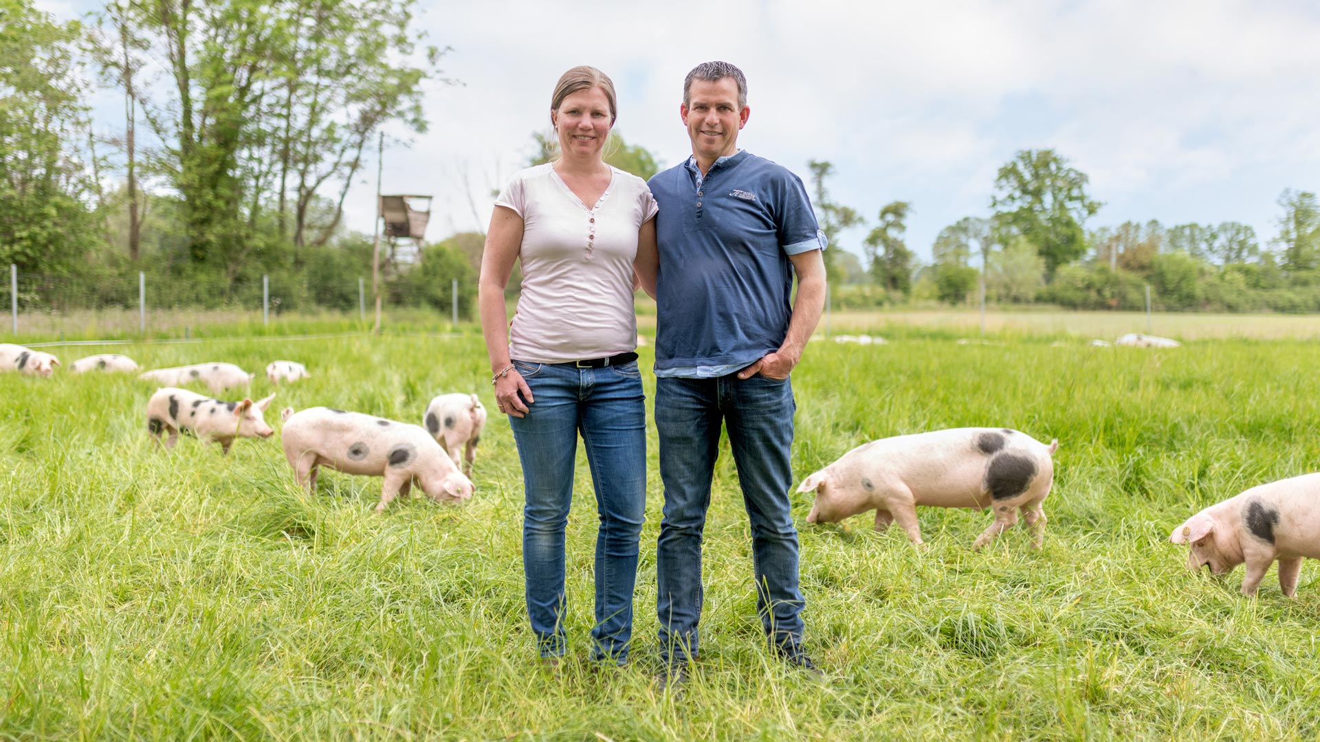 Landwirtin & Landwirt auf Schweineweide