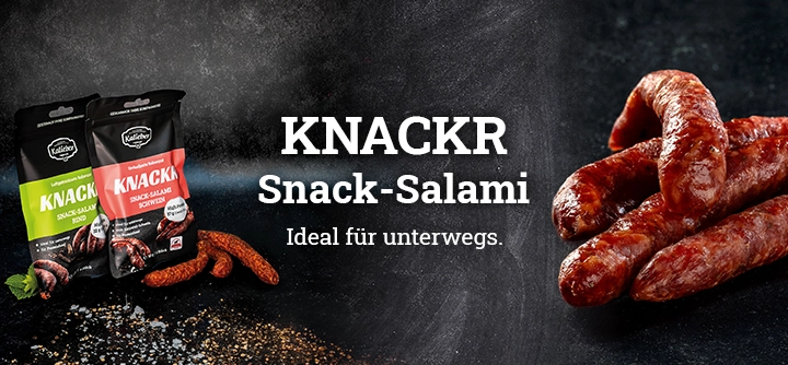 Links 2 Sorten Kalieber Knackr mit Verpackung. Rechts die Snack-Salami in Nahaufnahme.