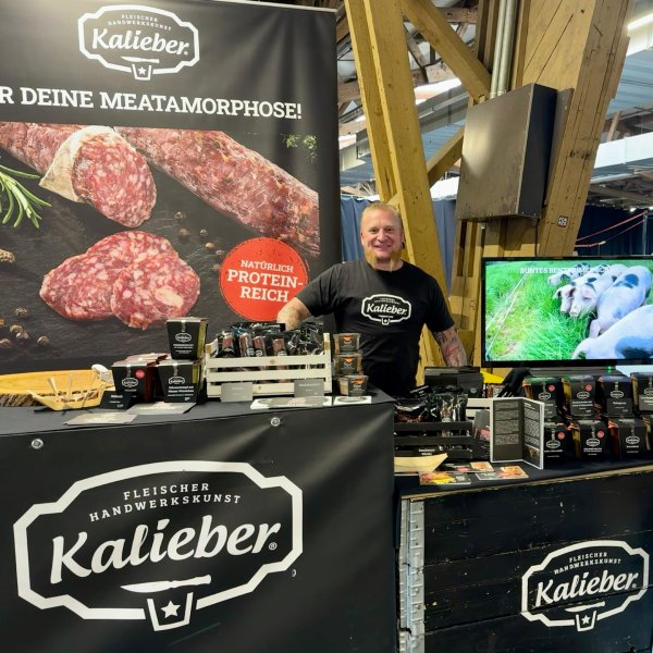 Fitness Food Sportnahrung Fleisch Protein Sportliche Person auf einer Fitness-Messe hinter einem Verkaufsstand
