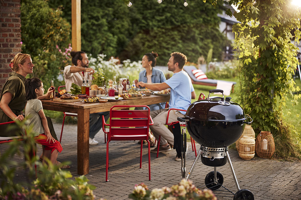 Menschen grillen gemeinsam & genießen