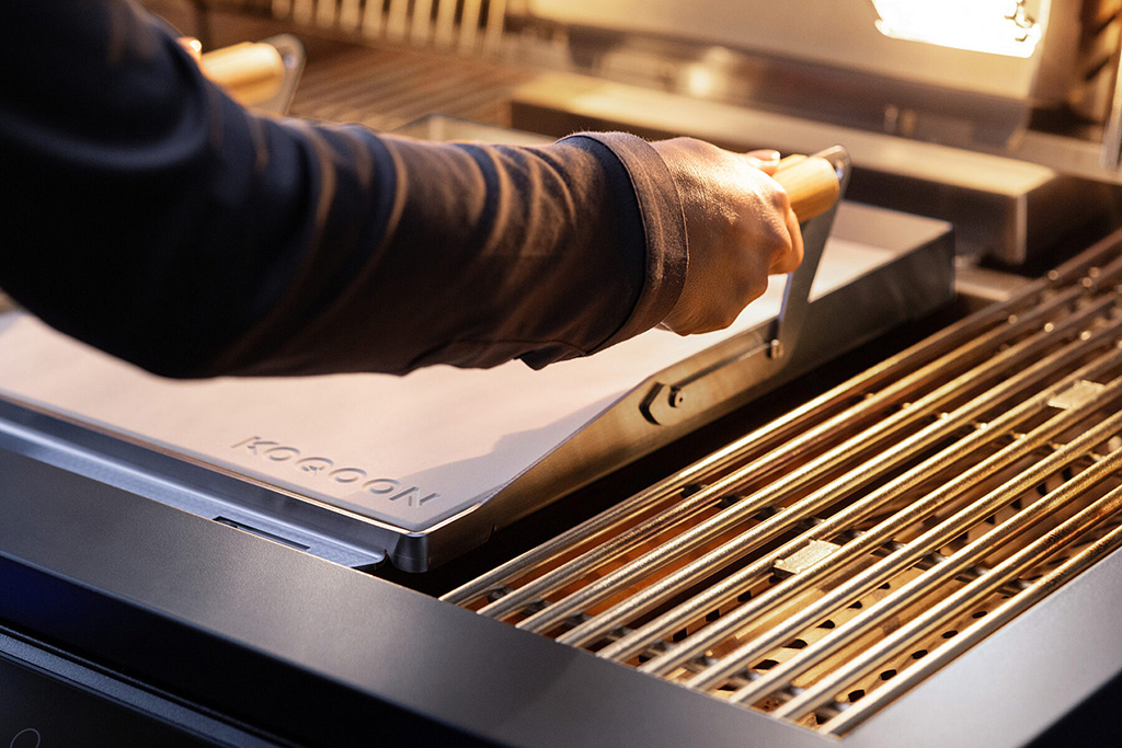 Pizzastein inklusive Grundhalterung auf Gasgrill GQ4